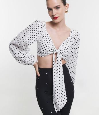 Blusa Cropped em Tricoline Poá com Amarração e Manga Bufante