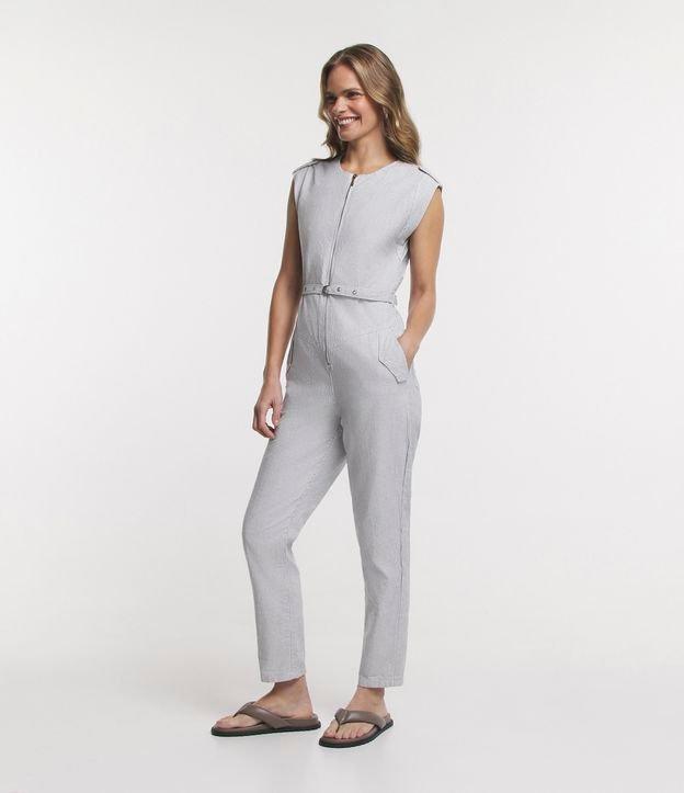 Macacão Sem Manga em Sarja Listrada com Fio Tinto e Cinto - 1