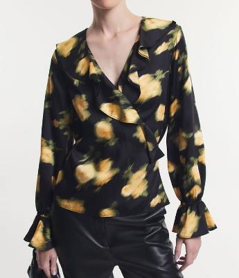 Blusa em Crepe com Jabô no Decote e Estampa Floral Distorcida