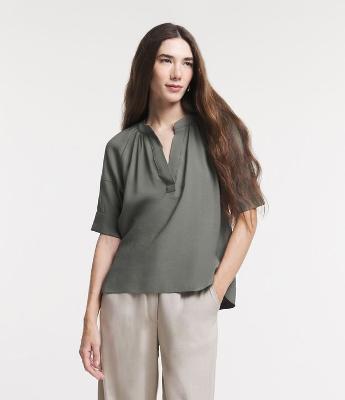 Blusa Manga Bufante em Sarja com Detalhe V na Gola Estruturada