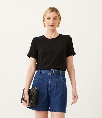 Blusa com Abertura nas Costas e Detalhes Pespontados