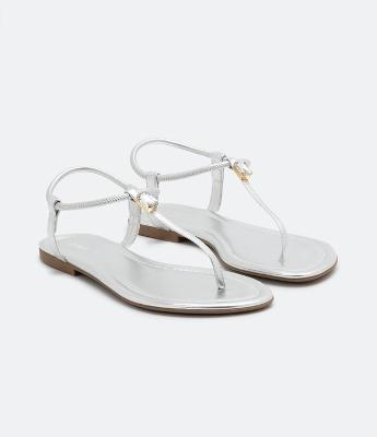 Sandália Rasteira com Tira Fina e Pedra no Topo