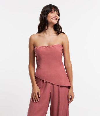 Blusa Tomara que Caia em Linho com Barra Assimétrica