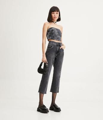 Calça Reta Cintura Alta em Jeans com Bolsos com Tachas