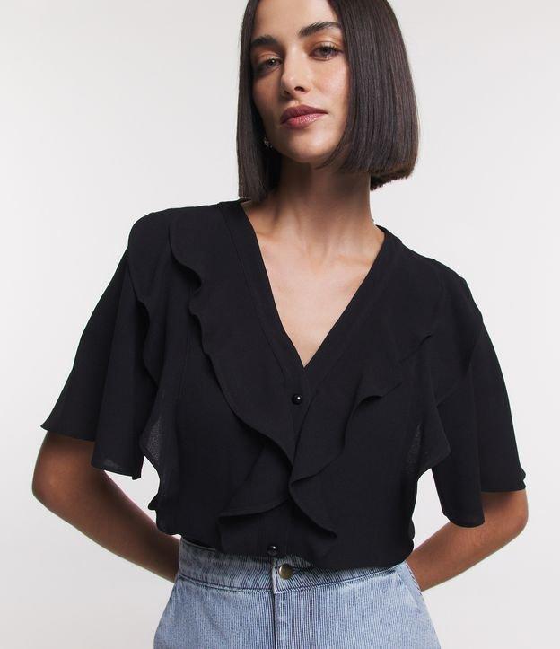 Camisa em Crepe com Abotoamento e Babado Frontal - 1