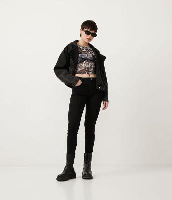 Calça Push Up Básica em Sarja com Bolsos