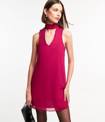 Vestido Curto em Chiffon com Gola Alta e Tachinhas Aplicadas