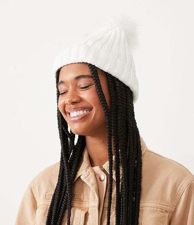 Touca em Tricô Canelado com Pompom e Barra Virada - 1