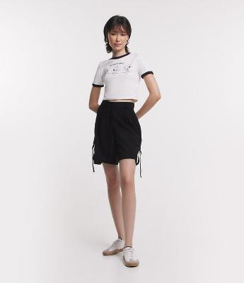 Bermuda Alfaiataria com Bolsos Cargo e Ajustador