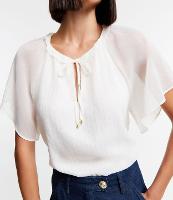 Blusa em Chiffon com Amarração na Gola e Estampa de Listras - 1