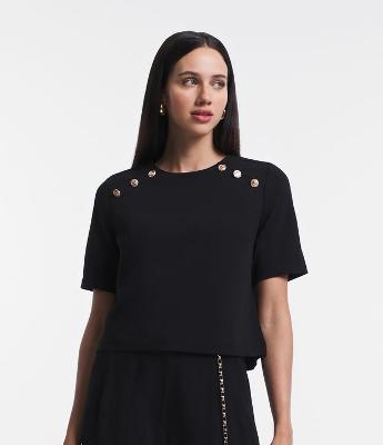 Blusa Manga Curta em Crepe com Botões no Ombro