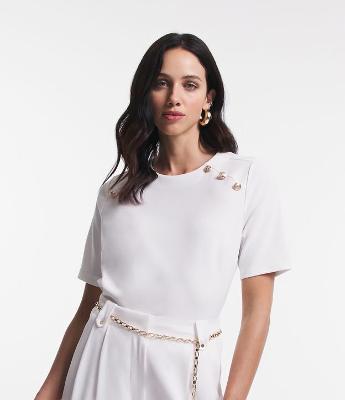 Blusa Manga Curta em Crepe com Botões no Ombro