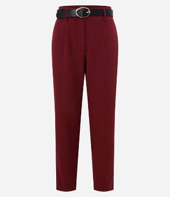 Calça Cenoura Alfaiatada com Cinto Fivela em Material Sintético