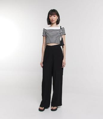 Calça Reta Alfaiatada em Viscose com Bolsos Cargo