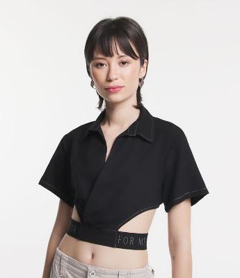 Camisa Cropped com Recortes Vazados e Elástico Estampado