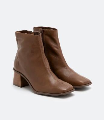 Bota Cano Médio em Couro com Bico Quadrado e Salto Bloco