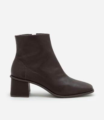 Bota Cano Médio em Couro com Bico Quadrado e Salto Bloco