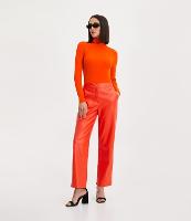 Calça Reta em Material Sintético com Botão Diferenciado - 1