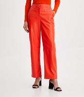 Calça Reta em Material Sintético com Botão Diferenciado - 2