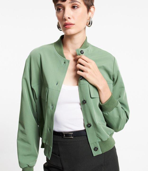 Jaqueta Bomber em Crepe com Detalhes em Ribana e Bolsos Lapela - 1