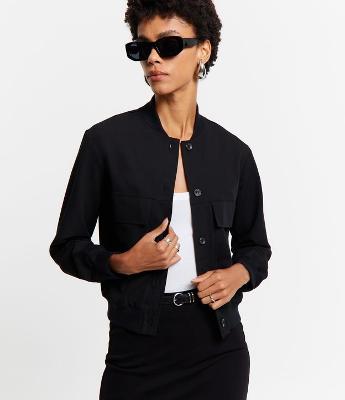 Jaqueta Bomber em Crepe com Detalhes em Ribana e Bolsos Lapela