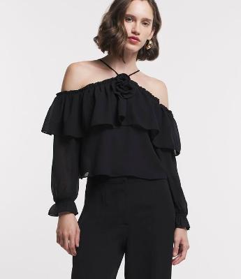 Blusa em Chiffon com Decote Ombro a Ombro com Babado e Amarração no Pescoço
