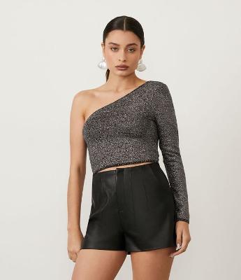 Blusa Cropped em Tricô com Decote Ombro Só e Manga Longa