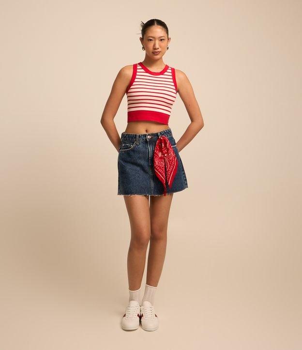 Saia Curta Cintura Alta em Jeans com Bolsos e Barra a Fio - 3