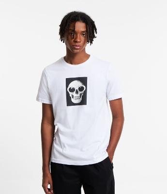 Camiseta Regular em Meia Malha com Estampa Caveira