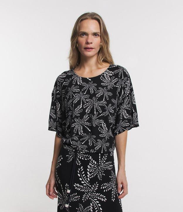 Blusa Manga Curta em Viscose com Decote Canoa e Folhagens Estampadas - 1