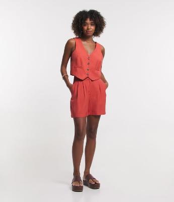 Bermuda Alfaiatada em Viscose com Pregas e Bolsos