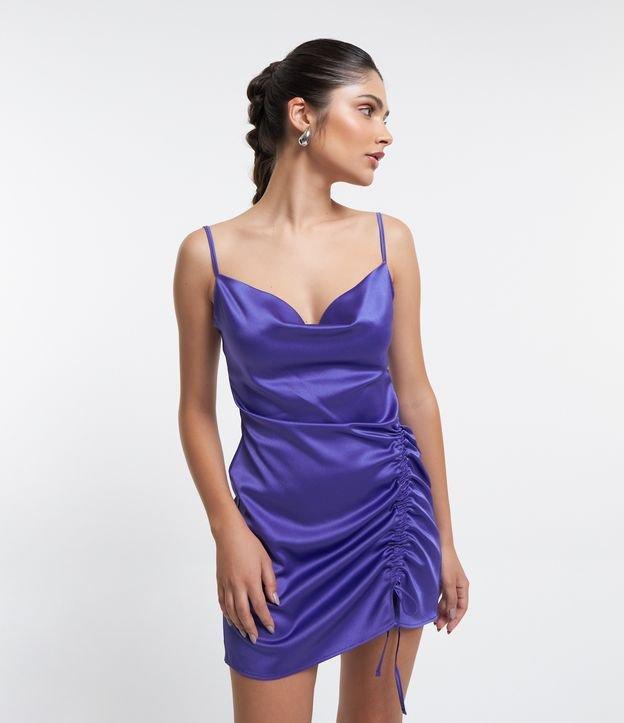 Vestido Curto Acetinado com Decote Degagê e Puxadinho com Fenda - 2