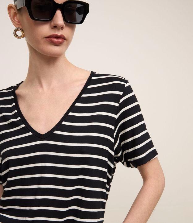 Blusa Listrada em Viscose com Decote V - 5