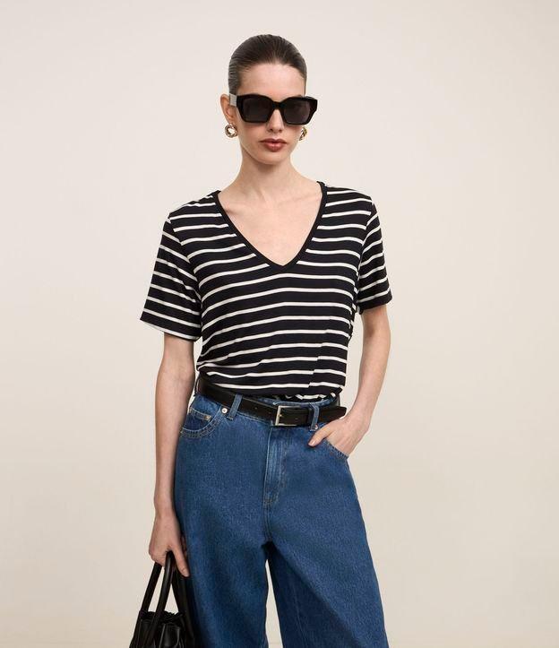 Blusa Listrada em Viscose com Decote V - 6