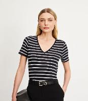 Blusa Listrada em Viscose com Decote V - 1