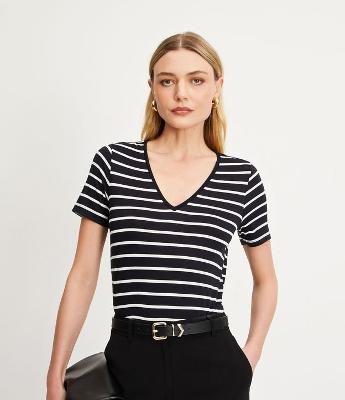 Blusa Listrada em Viscose com Decote V