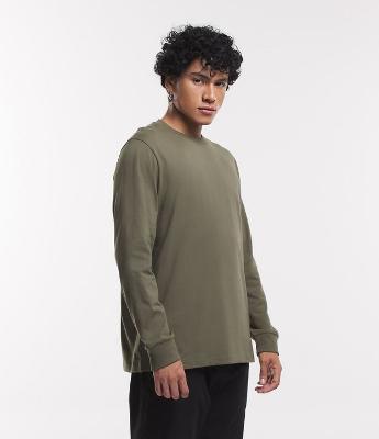 Camiseta Básica com Punho Ajustados e Etiqueta na Barra