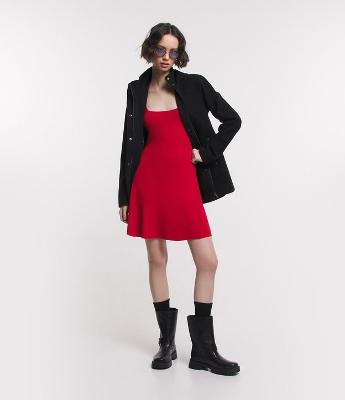 Vestido Manga Curta em Tricô Canelado com Frufrus