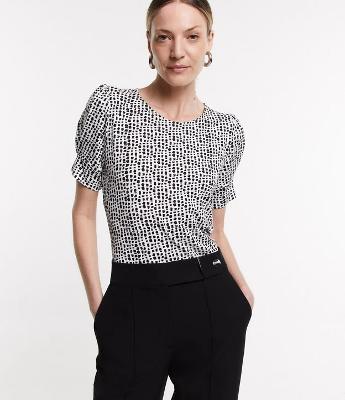 Blusa Manga Curta em Meia Malha com Estampa Geométrica