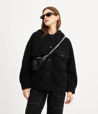 Jaqueta em Sherpa com Capuz e Bolsos Frontais