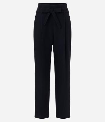 Calça Cenoura em Veludo com Cós Alfaiatado e Laço Frontal