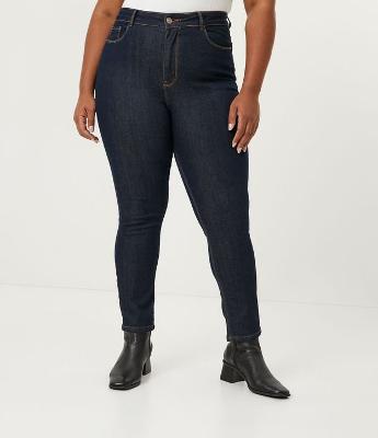 Calça Skinny Básica em Jeans com Elastano Curve & Plus Size