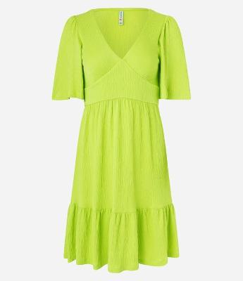 Vestido em Malha Texturizada com Manga Godê e Babado na Barra