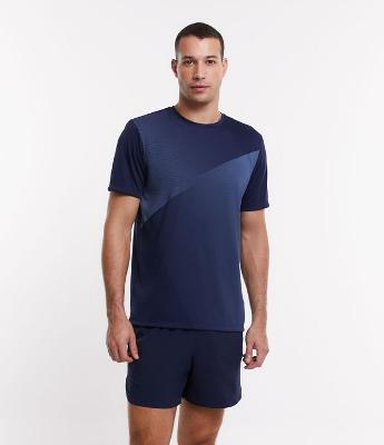 Camiseta Esportiva com Estampa Degrade Pontilhada