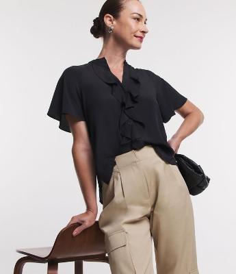 Camisa em Chiffon com Gola Padre e Babado Frontal