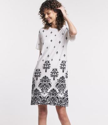 Vestido T-Shirt Curto em Viscose com Flores Etampadas