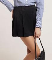 Short Saia em Tecido Acetinado com Pregas e Fechamento em Zíper - 3