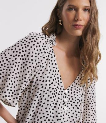 Camisa em Viscose com Decote V e Estampa Poá