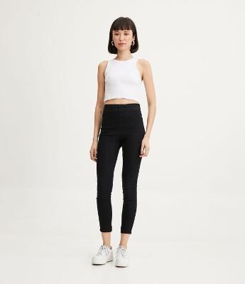 Calça Skinny Cintura Alta em Jeans com Bolsos