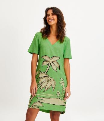 Vestido T-shirt em Viscolinho com Caimento Leve e Estampa Paisagem Tropical